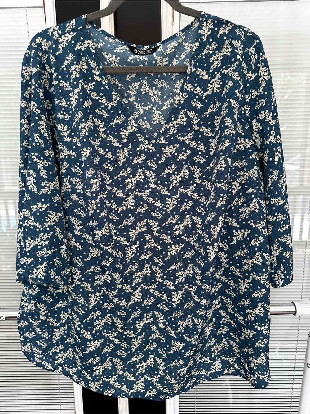 Size 18-20 BloomChic teal floral vneck blouse with flowy sleeves. Never worn!